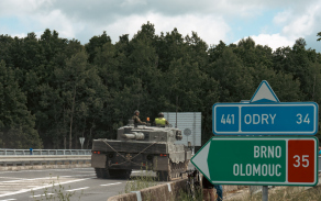 Z přáslavické posádky zamířila v devět ráno kolona tanků Leopard 2A4 doprovázená vyprošťovacími pásovými vozidly a vojenskou policií. Po celý den nacvičovala přesun po úseku dálnice D35. 