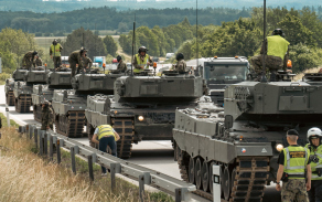 Z přáslavické posádky zamířila v devět ráno kolona tanků Leopard 2A4 doprovázená vyprošťovacími pásovými vozidly a vojenskou policií. Po celý den nacvičovala přesun po úseku dálnice D35. 