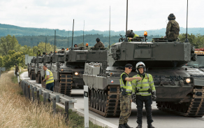 Z přáslavické posádky zamířila v devět ráno kolona tanků Leopard 2A4 doprovázená vyprošťovacími pásovými vozidly a vojenskou policií. Po celý den nacvičovala přesun po úseku dálnice D35. 