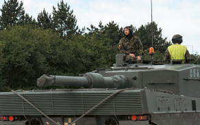 Z přáslavické posádky zamířila v devět ráno kolona tanků Leopard 2A4 doprovázená vyprošťovacími pásovými vozidly a vojenskou policií. Po celý den nacvičovala přesun po úseku dálnice D35. 