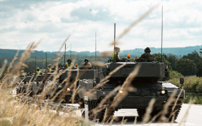 Z přáslavické posádky zamířila v devět ráno kolona tanků Leopard 2A4 doprovázená vyprošťovacími pásovými vozidly a vojenskou policií. Po celý den nacvičovala přesun po úseku dálnice D35. 