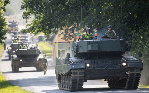 Z přáslavické posádky zamířila v devět ráno kolona tanků Leopard 2A4 doprovázená vyprošťovacími pásovými vozidly a vojenskou policií. Po celý den nacvičovala přesun po úseku dálnice D35. 
