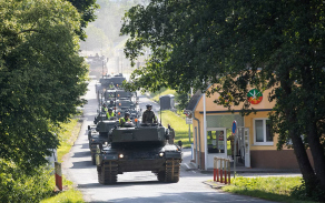 Z přáslavické posádky zamířila v devět ráno kolona tanků Leopard 2A4 doprovázená vyprošťovacími pásovými vozidly a vojenskou policií. Po celý den nacvičovala přesun po úseku dálnice D35. 