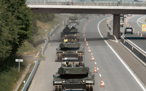 Z přáslavické posádky zamířila v devět ráno kolona tanků Leopard 2A4 doprovázená vyprošťovacími pásovými vozidly a vojenskou policií. Po celý den nacvičovala přesun po úseku dálnice D35. 