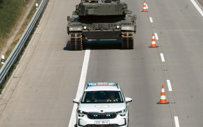 Z přáslavické posádky zamířila v devět ráno kolona tanků Leopard 2A4 doprovázená vyprošťovacími pásovými vozidly a vojenskou policií. Po celý den nacvičovala přesun po úseku dálnice D35. 
