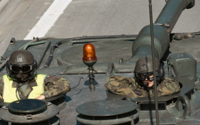 Z přáslavické posádky zamířila v devět ráno kolona tanků Leopard 2A4 doprovázená vyprošťovacími pásovými vozidly a vojenskou policií. Po celý den nacvičovala přesun po úseku dálnice D35. 