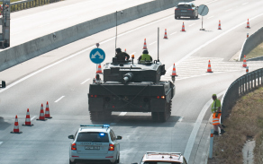 Z přáslavické posádky zamířila v devět ráno kolona tanků Leopard 2A4 doprovázená vyprošťovacími pásovými vozidly a vojenskou policií. Po celý den nacvičovala přesun po úseku dálnice D35. 