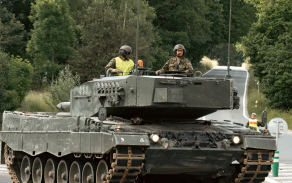 Z přáslavické posádky zamířila v devět ráno kolona tanků Leopard 2A4 doprovázená vyprošťovacími pásovými vozidly a vojenskou policií. Po celý den nacvičovala přesun po úseku dálnice D35. 