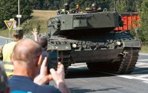 Z přáslavické posádky zamířila v devět ráno kolona tanků Leopard 2A4 doprovázená vyprošťovacími pásovými vozidly a vojenskou policií. Po celý den nacvičovala přesun po úseku dálnice D35. 