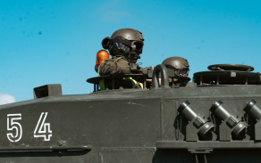 Z přáslavické posádky zamířila v devět ráno kolona tanků Leopard 2A4 doprovázená vyprošťovacími pásovými vozidly a vojenskou policií. Po celý den nacvičovala přesun po úseku dálnice D35. 