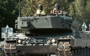 Z přáslavické posádky zamířila v devět ráno kolona tanků Leopard 2A4 doprovázená vyprošťovacími pásovými vozidly a vojenskou policií. Po celý den nacvičovala přesun po úseku dálnice D35. 