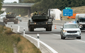 Z přáslavické posádky zamířila v devět ráno kolona tanků Leopard 2A4 doprovázená vyprošťovacími pásovými vozidly a vojenskou policií. Po celý den nacvičovala přesun po úseku dálnice D35. 