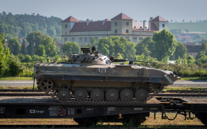Bučovický zámek, co by symbol města, kde je 74. mechanizovaný prapor dislokován ve stínu vojenské historie, dosluhujícího BVP-2, které bylo ve službách mechanizované brigády téměř dvě desítky let. 