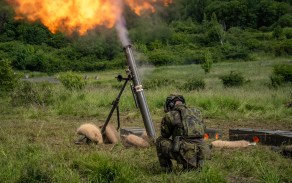 V organizační struktuře praporu je i minometná baterie vyzbrojená minomety ráže 120 mm vz. 82. Je určen k ničení živé síly protivníka, umlčování nebo ničení jeho palebných prostředků. 