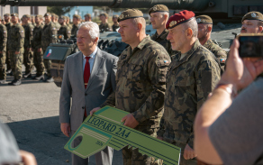 Historický milník pro českou obranu: Přáslavický prapor kompletně převzal tanky Leopard 2A4