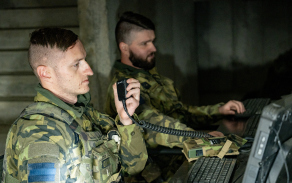  Spojení, sdílení informací a rychlé rozhodování jsou základem řízení jednotky v průběhu operace. Foto 7. mb.