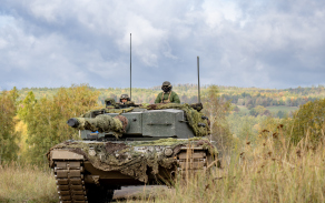  Tank Leopard 2A4 při přesunu v terénu během výcvicku Moravian Lance 26. Foto 7. mb.