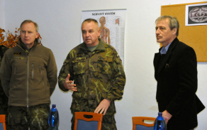 Zleva: zástupce náčelníka GŠ AČR - inspektor AČR generálmajor Jaroslav Kocián, velitel 7.mechanizované brigády plukovník Josef Kopecký a ministr obrany Martin Stropnický