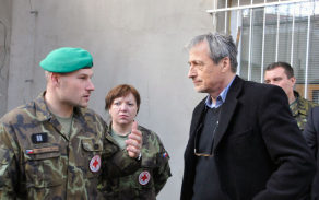 Zdravotnický instruktor nadrotmistr Břetislav Veselý vysvětlil při ukázce mnistru obrany Martinu Stropnickému počínání těch, kteří v boji zachraňují životy svých kamarádů