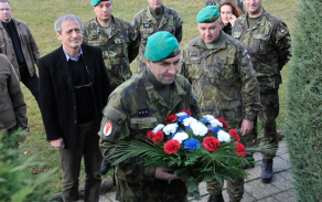 Ministr obrany položil květiny u památníku akademiků a pietního místa padlých příslušníků 7. mb v zahraničních operacích