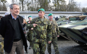 Ministr si v doprovodu velitelů prohlédl se zájmem techniku hranických vojáků