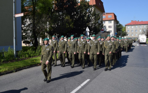 1	Čelo pochodového proudu tvořili vojáci 5. strážní roty s velitelem kapitánem Radkem Šomanem 