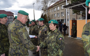 Velitel brigády ocenil vybrané vojáky pamětním křížem