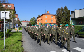2	Tisícovka vojáků pochodovala z kasáren na náměstí a zpět 
