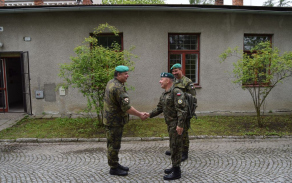 Polského velitele přivítal u výcvikového centra CLS velitel 71. mpr podplukovník Tibor Budík