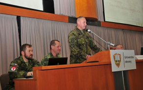 Plukovník Josef Kopecký během vystoupení