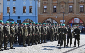 Přinesení státní vlajky do sestavy nastoupené brigády  