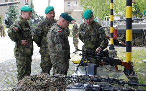 Většinu zbraní prakticky vyzkoušel