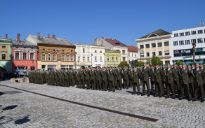 9	Příslušníci 5. strážní roty měli čestné místo před sestavou brigády
