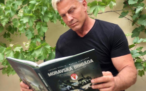 Martin Maxa je také velký příznivce Armády České republiky a v jeho knihovně lze nalézt i knihu Moravská brigáda, která popisuje její historii od roku 1994. 