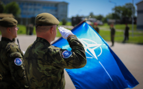 Symbolem předání velení Mnohonárodního bojového uskupení se stala vlajka Severoatlantické aliance, kterou nesla čestná jednotka. 