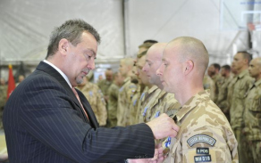 Velvyslanec ČR v Afghánistánu Miroslav Toman vyznamenal vojáky 5. strážní roty medailí NATO Non-Article 5 