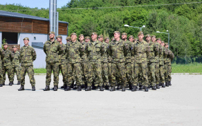 Základem Mnohonárodního praporu se stali příslušníci 74. mechanizovaného praporu z Bučovic, přičemž tento prapor doplňují další koaliční jednotky umístěné zde na Lešti. 