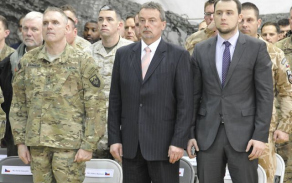 Velitel základny Bagrám genmjr. Jeffrey L. Bannister a velvyslanec ČR v Afghánistánu Miroslav Toman