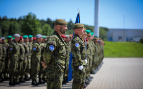 Rukávové znaky mateřských útvarů byly dnem převzetí operačního úkolu nahrazeny znakem Mnohonárodního bojového uskupení. Pro polní výcvik je tento znak proveden i v maskovacím provedení. 