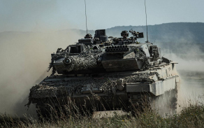 Tank Leopard 2A6 má uloženou munici pro kanón na dvou místech a dobře vycvičené osádce to zabere od 5 do 10 minut, aby přemístila 15 střel z muničního trezoru umístěného v podvozku tanku do věže.