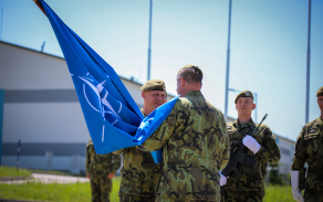 Převzetí vlajky NATO z rukou brigádního generála Ing. Zdeňka Mikuly znamená pro velitele 3. rotace závazek dostát mottu 7. mechanizované brigády. 