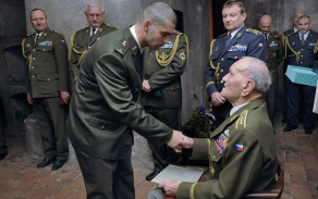 7-prvni-uspesny-absolvent-os-sr-cet-peter-sedliak-prebira-oceneni-od-genpor-klemese.jpg