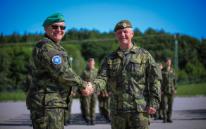 Rozloučení velitelů rotací krátce po převzetí velení, vlevo plk. Ing. Karel Navrátil, vpravo plk. gšt. Ing. Miroslav Vybíhal. 