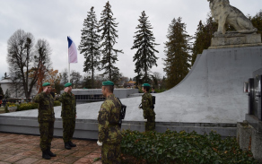 3	Velitel brigády s vrchním praporčíkem vzdávají čest u dalšího z památníků