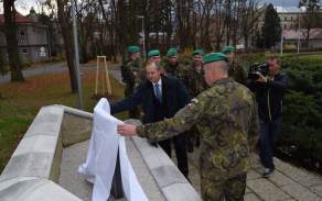 7	Starosta města a velitel brigády památník slavnostně odhalili
