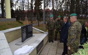 8	Pan Kudláček vyjádřil uznání velení brigády, že se tak důstojně stará o své novodobé hrdiny