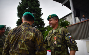 pplk. Zdeněk Mikula přebírá své ocenění za práci u 7. mb