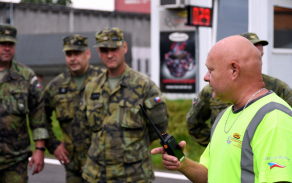 školitel uděluje pokyny