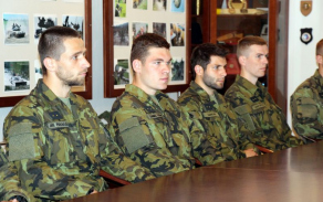 Noví poručíci nastupující k 7.mb
