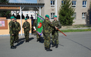 Plukovník Lipka předává bojový prapor podplukovníku Jánu Kerdíkovi.